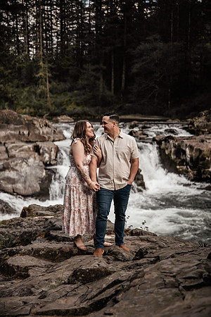 Keenan-lacey-Lucia-Falls-Washington-Engagement-Session (1 of 2)