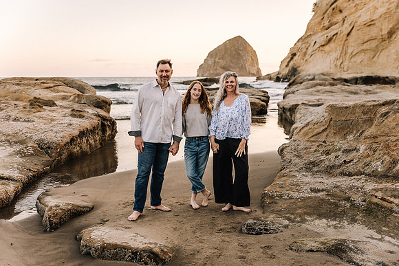 Amy-Pacific-City-Cape-Kiwanda-FAMILY-VACATION-PHOTOS-2024 (13 of 30)