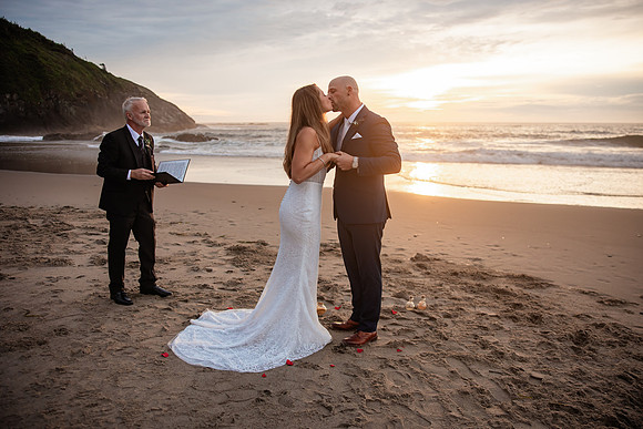 Jillian-Peter-Depoe-Bay-Oregon-Elopement-photos-22