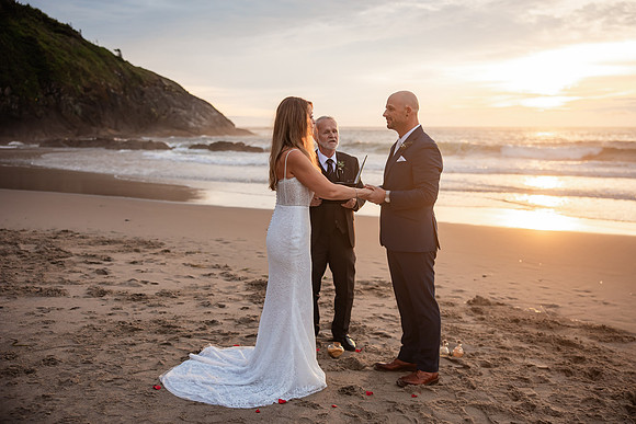 Jillian-Peter-Depoe-Bay-Oregon-Elopement-photos-15