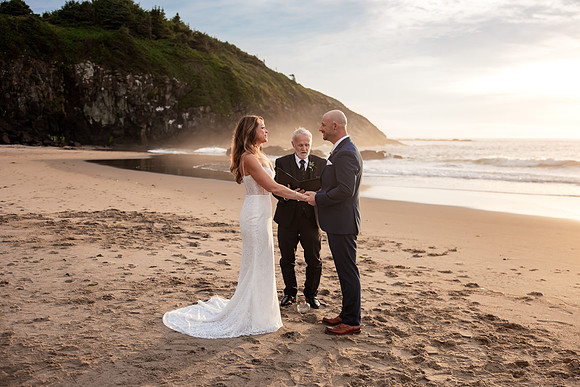 Jillian-Peter-Depoe-Bay-Oregon-Elopement-photos-2