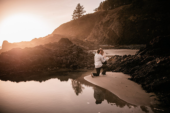 jace-love-porposal-newport-oregon-yaquina-lighthouse-photos (29 of 54)