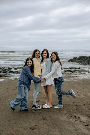 Shannon-Family-Photos--2026Forgarty-Creek-Depoe-Bay-oregon (28 of 84)