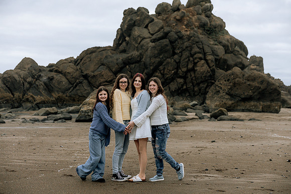 Shannon-Family-Photos--2026Forgarty-Creek-Depoe-Bay-oregon (31 of 84)