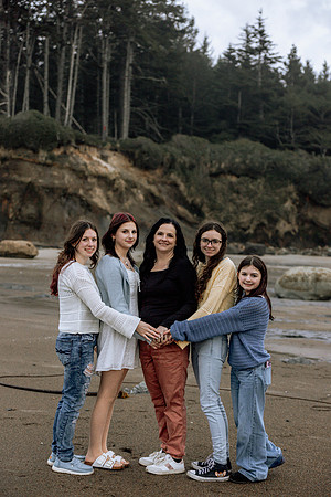 Shannon-Family-Photos--2026Forgarty-Creek-Depoe-Bay-oregon (37 of 84)