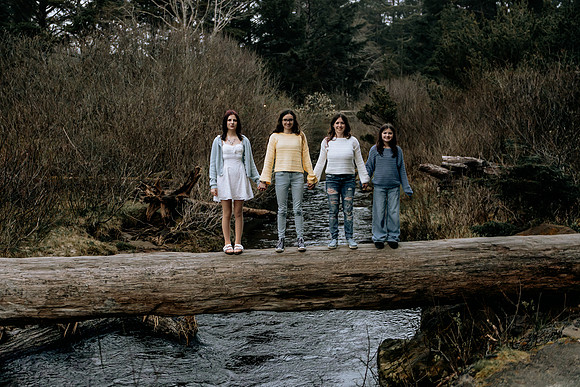 Shannon-Family-Photos--2026Forgarty-Creek-Depoe-Bay-oregon (80 of 84)