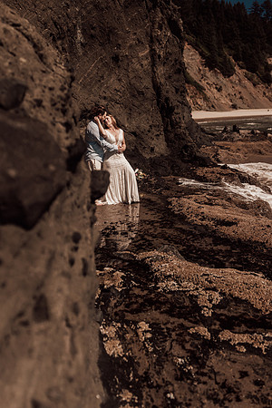 Ty-Sandy-lincoln-city-oregon-roads-end-elopement-photographer-2-6