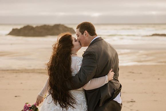 Colton-Kali-Chinook-Winds-Casino-Wedding-Photos-9879