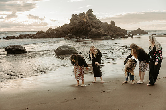 Katie-friendcation-Depoe-Bay-Oregon-Photos-2026 (13 of 41)