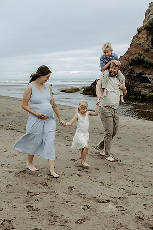 Zach-Family-Maternity-Session-Neskowin-Oregon-2026 (5 of 36)