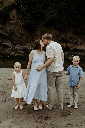 Zach-Family-Maternity-Session-Neskowin-Oregon-2026 (7 of 36)