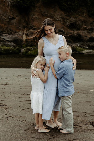 Zach-Family-Maternity-Session-Neskowin-Oregon-2026 (8 of 36)