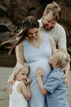 Zach-Family-Maternity-Session-Neskowin-Oregon-2026 (12 of 36)