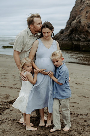 Zach-Family-Maternity-Session-Neskowin-Oregon-2026 (13 of 36)