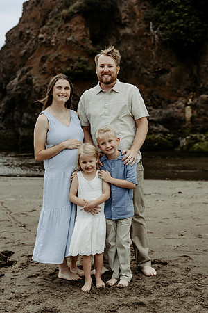 Zach-Family-Maternity-Session-Neskowin-Oregon-2026 (17 of 36)