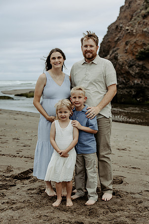 Zach-Family-Maternity-Session-Neskowin-Oregon-2026 (16 of 36)