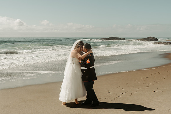 Adrian-Ellie-Inn-at-Spanish-Head-Wedding-Photos-Lincoln-City-Oregon (12 of 56)