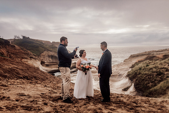 Carissa-Dustin-cape-kiwanda-oregon-elopement-photo-17