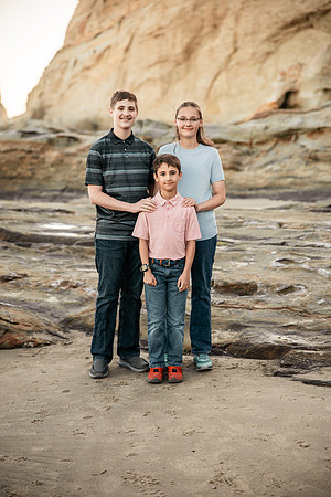 Cape-Kiwanda-Oregon-Family-Photos-2025 (4 of 65)