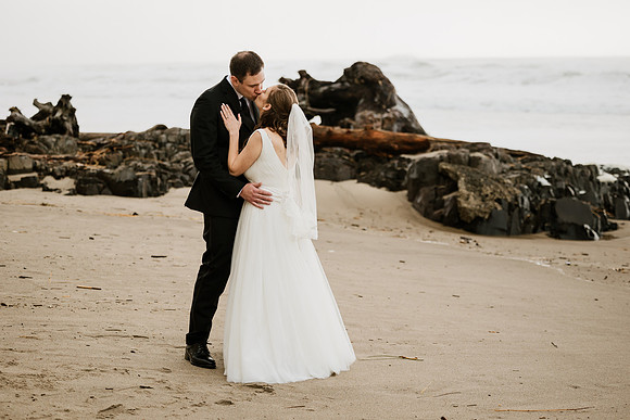 Alex-Danielle-Inn-Spanish-Head-Lincoln-City-oregon-wedding-0460