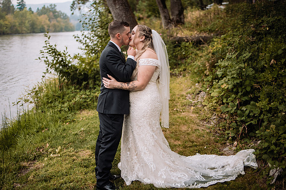 Bryce-Giavanna-Rogue-River-Lodge-Oregon-Wedding-Photos (23 of 50)
