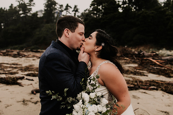 Nicholas-Christina-Salmonberry-Inn-Lincoln-City-Oregon-Elopement-Photos-8299