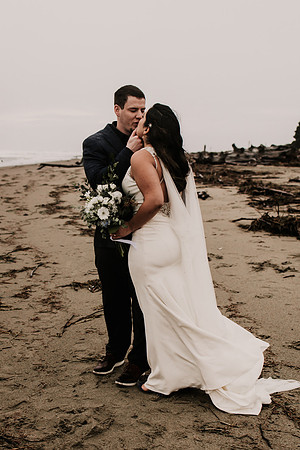 Nicholas-Christina-Salmonberry-Inn-Lincoln-City-Oregon-Elopement-Photos-8307