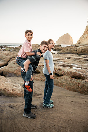 Cape-Kiwanda-Oregon-Family-Photos-2025 (15 of 65)