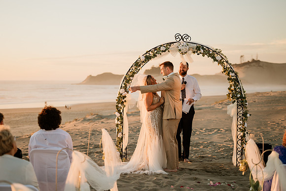 Michael-Annie-pacific-City-Cape-Kiwanda-Oregon-Elopement-2021-66
