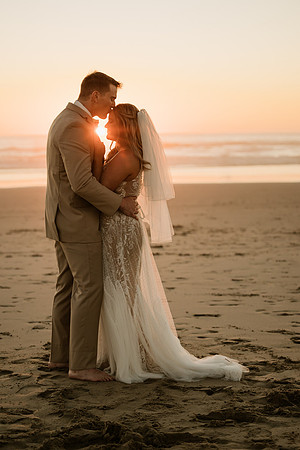Michael-Annie-pacific-City-Cape-Kiwanda-Oregon-Elopement-2021-91