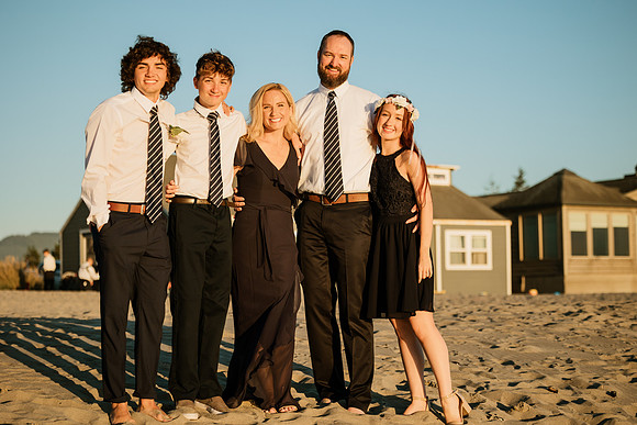 Michael-Annie-pacific-City-Cape-Kiwanda-Oregon-Elopement-2021-37