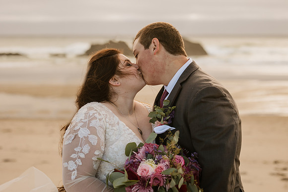 Colton-Kali-Chinook-Winds-Casino-Wedding-Photos-9954