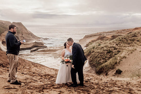 Carissa-Dustin-cape-kiwanda-oregon-elopement-photo-25