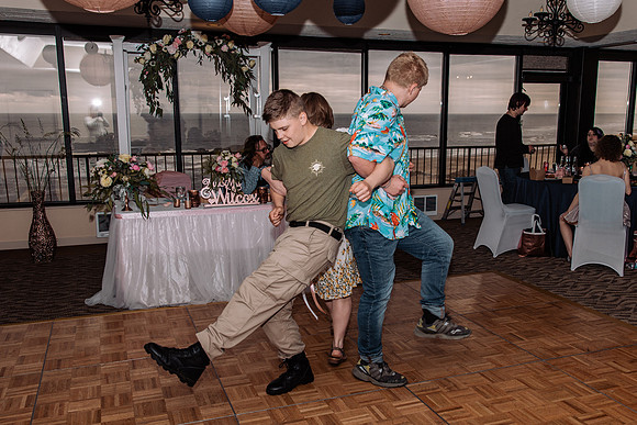Jeff-April-Inn-Spanish-Head-Lincoln-City-oregon-Wedding-2022 (298 of 299)