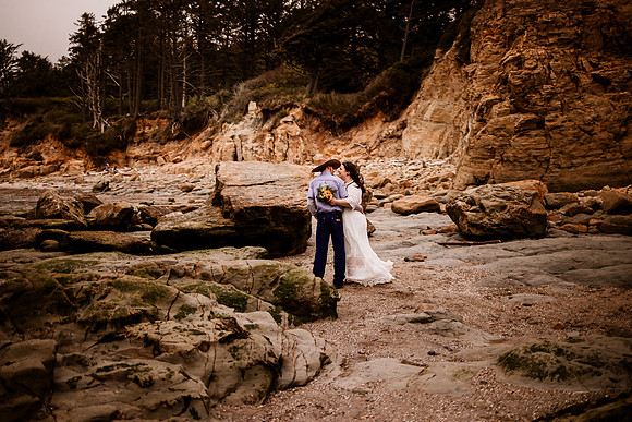 Trevyn-Ky-Otter-Crest-Devils-Punchbowl-Depoe-Bay-Oregon-Elopement-Photos-9997