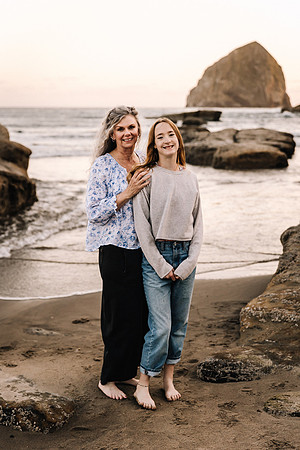 Amy-Pacific-City-Cape-Kiwanda-FAMILY-VACATION-PHOTOS-2024 (18 of 30)