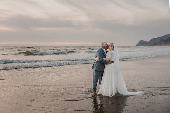 Marcus-Lori-Chinook-Winds-Seafood-Grille-Lincoln-City-Oregon-Wedding-Photos (476 of 477)