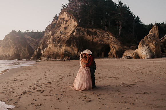 Kayla-Bo-Hug-Point-Oregon-Elopment-1243